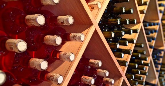 Recyclable materials used for wine gift packaging